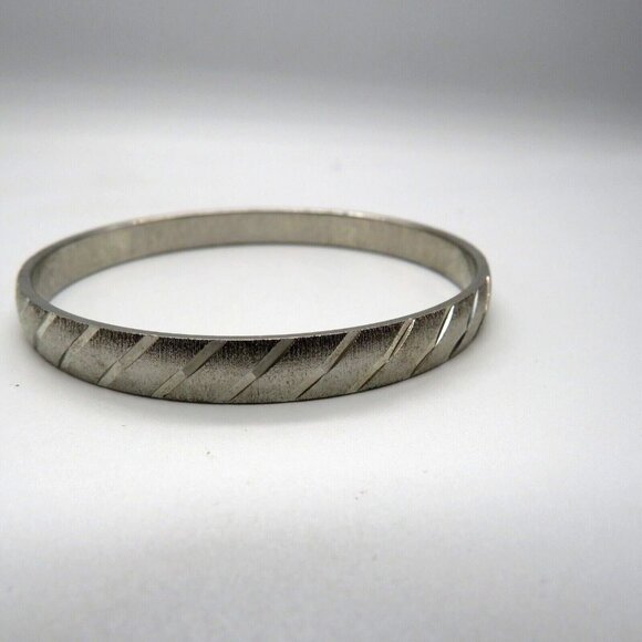 Monet Bracelet Silver Tone Thin Bangle Cuff Etched Polished 7" Slide On Vintage - Picture 4 of 7